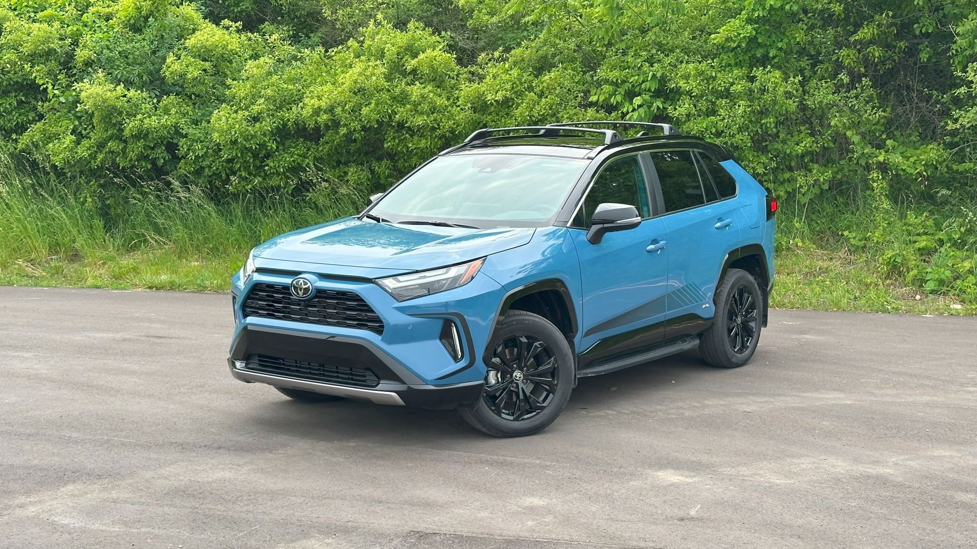 2025 toyota rav4 xse all wheel drive front three quarter 03