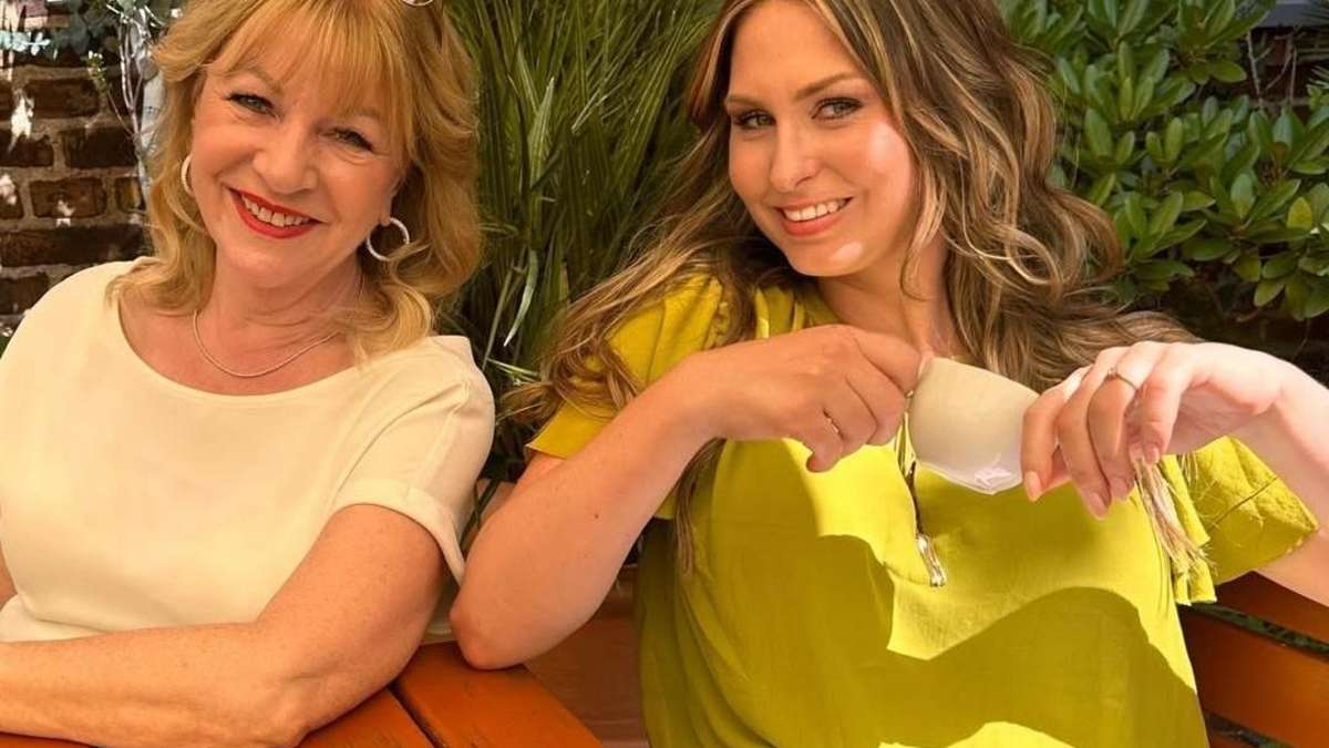 38811488 sarah schreiber ist zurueck am set von bares fuer rares und geniesst hier eine drehpause mi