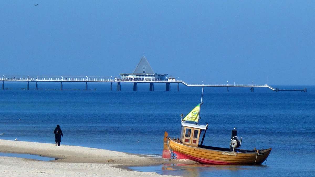 38928154 seebruecke heringsdorf ahlbeck auf usedom mit blick in richtung heringsdorf strand gesperrt