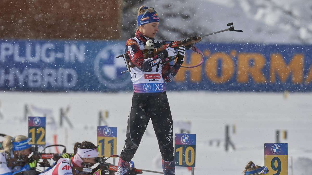 38944759 oesterreichs biathlon ass anna gandler stuerze waehrend der saison bereitung mit dem rad mu