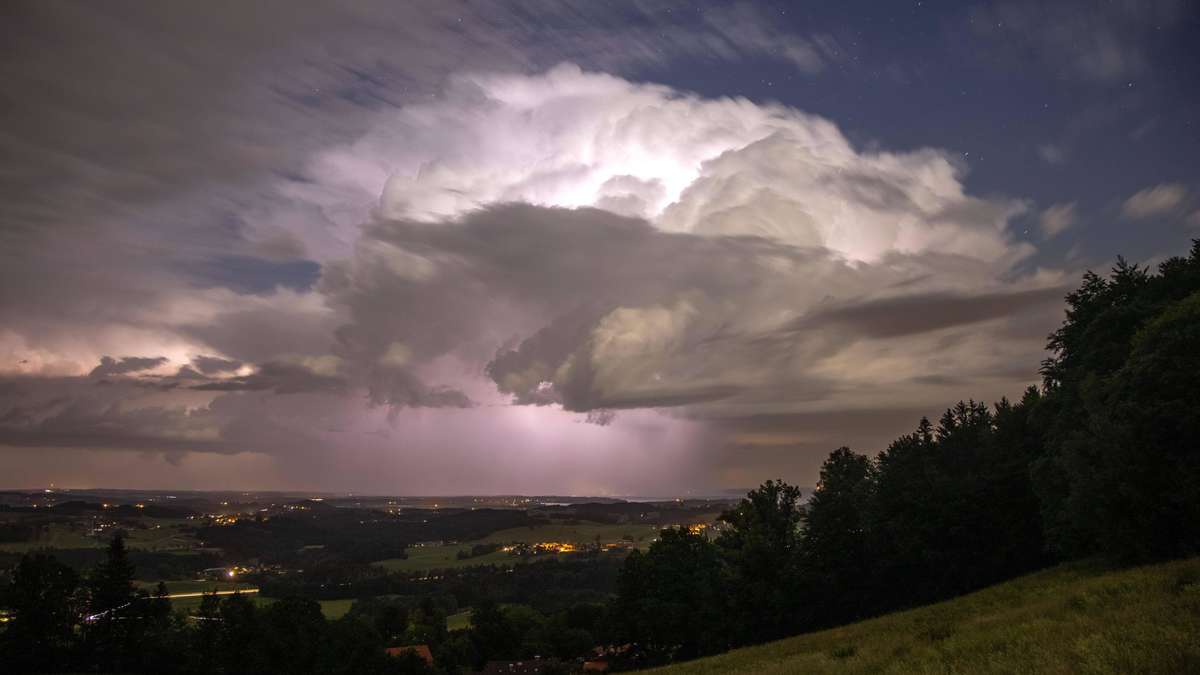 39016548 news bilder des tages gewitter ueber bayern 21 06 2021 frasdorf bayern ein starkes gewitter