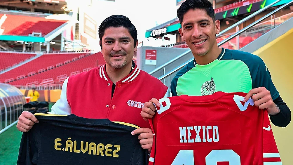 edson alvarez presume jersey de los 49 de san francisco en el levis stadium.webp