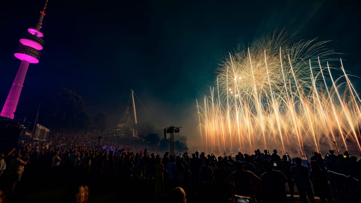 feuerwerk beim sommernachtstraum im olympiapark muenchen am 15 072023 fireworks at the midsummer nig