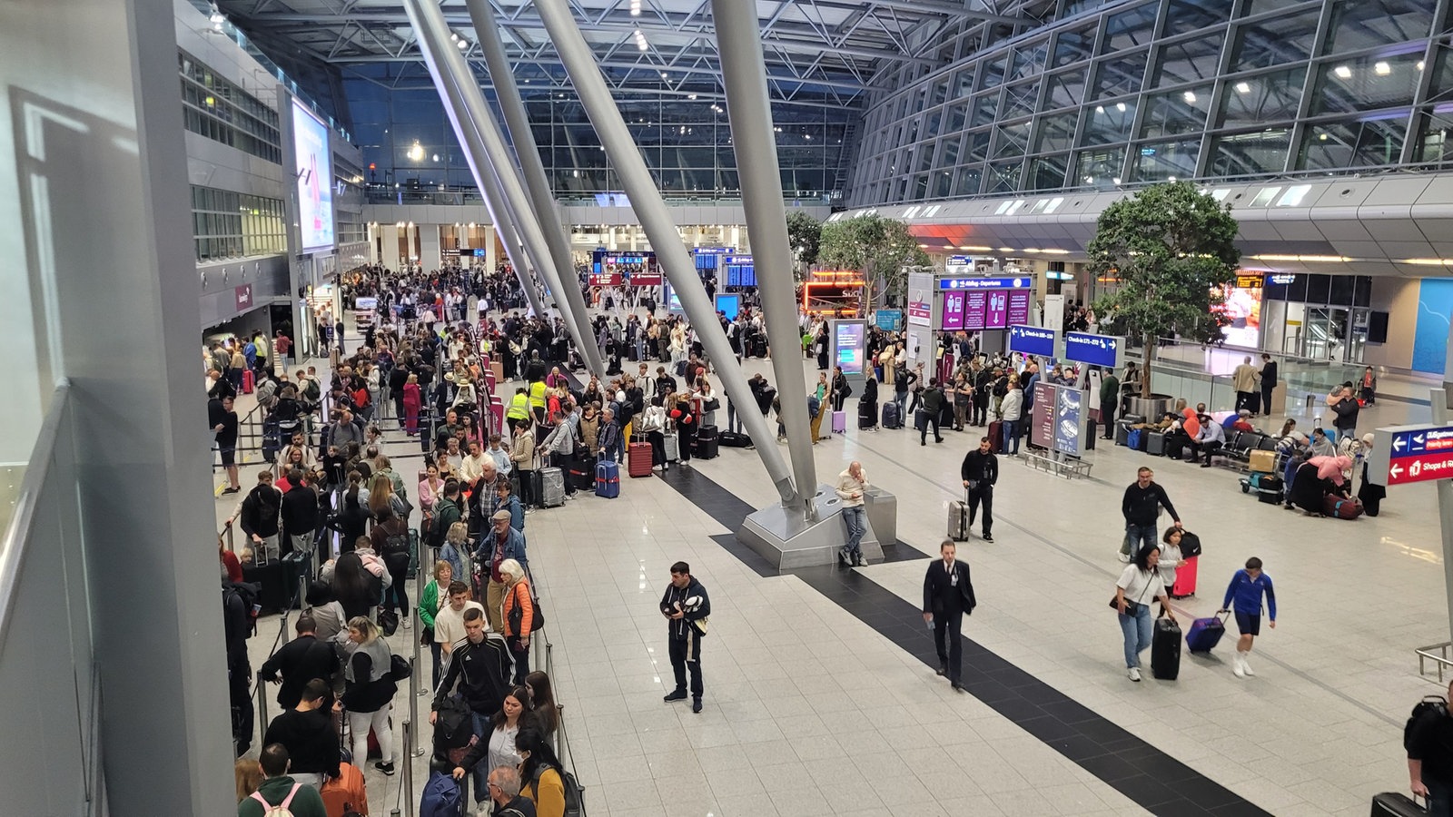 flughafen duesseldorf ferienstart 102 v