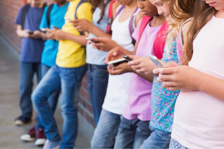 kids on phones