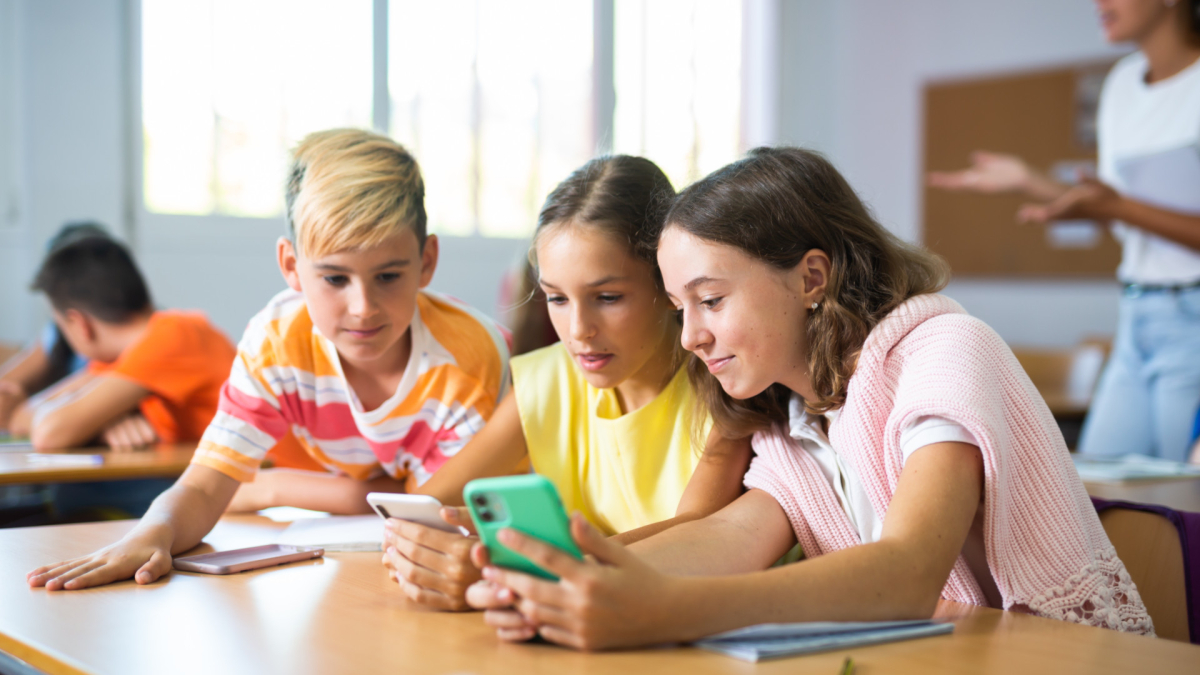 kinder mit smartphone