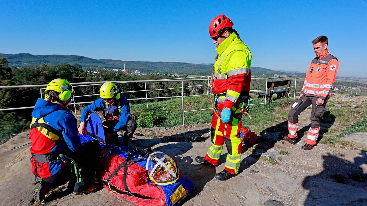 mdr einsatzkraefte der bergwacht versorgen waehrend einer rettungsuebung einen verletzten am regenst