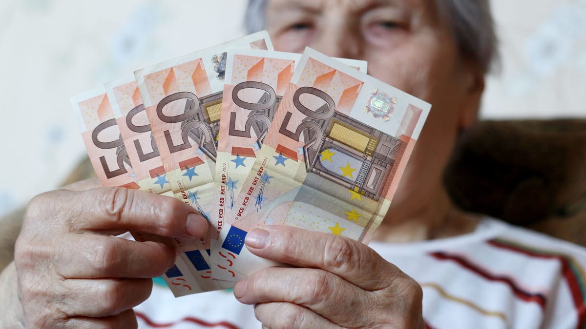 rentnerin haelt geldscheine noch kann man sich die rente auf wunsch bar auszahlen lassen