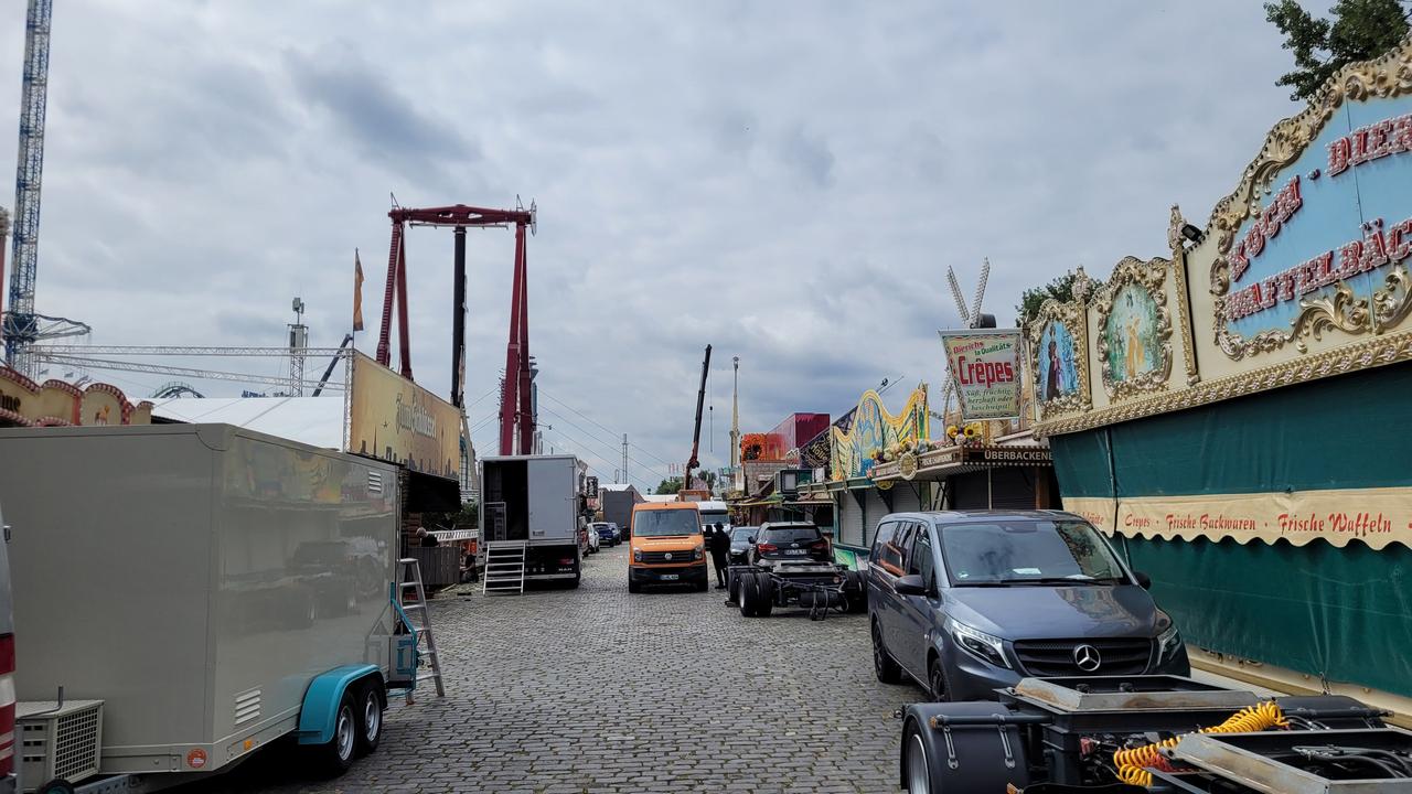 wdr noch wird viel aufgebaut und vorbereitet vor dem start der rheinkirmes 2025 100
