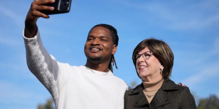 A mistaken text connected Jamal Hinton and Wanda Dench. Now they’ve become one of America’s favorite Thanksgiving traditions