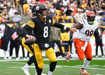 Aaron Rodgers heads to locker room early, Steelers lead 10-6 at halftime