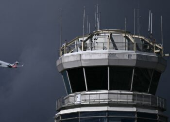 Air traffic controllers warn of ‘tipping point’ during shutdown : NPR