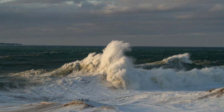Gale Warning Issued In Michigan, US: Strong Winds, High Waves To Impact Tourists And Mariners This November!