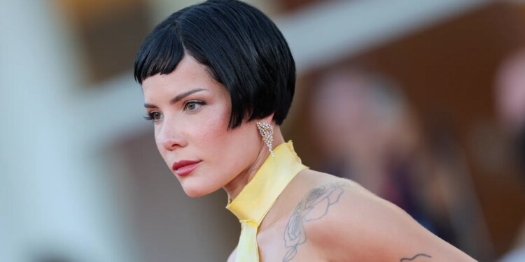 Halsey Brings Summer Back to Our Timelines in Pastel Poolside Look While on Vacation