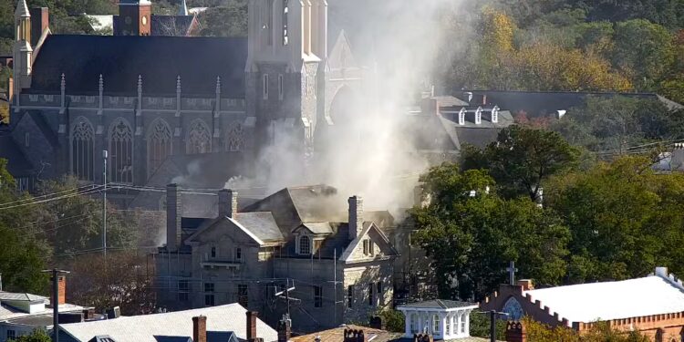 Historic building in downtown Wilmington on fire