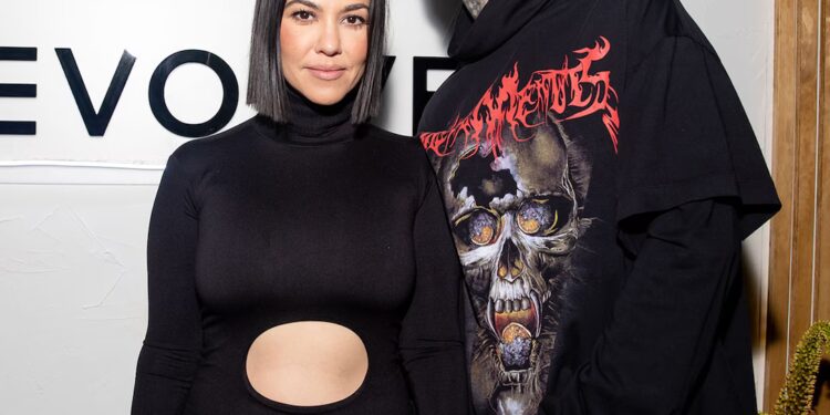 Kourtney Kardashian Calls Out Fans' "Sneaky Photos" Kourtney Kardashian Calls Out Fans' "Sneaky Photos"