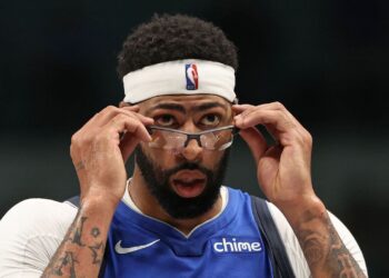 Mavs' Anthony Davis returns from 14-game absence to face Lakers