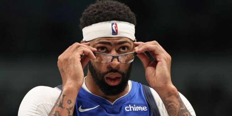 Mavs' Anthony Davis returns from 14-game absence to face Lakers