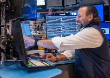 Thanksgiving cheer comes a day early for U.S. markets