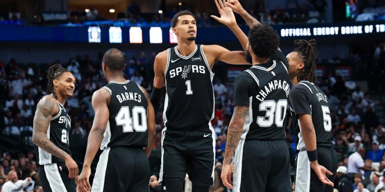 Victor Wembanyama, Julian Champagnie, Stephon Castle and Harrison Barnes